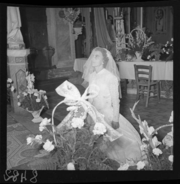 Ritratto femminile - Sposa in ginocchio davanti all'altare - Cesti di fiori - Matrimonio - Castel D'Ario