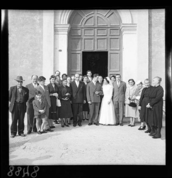 Ritratto di gruppo - Matrimonio - Sposi e invitati - Castel D'Ario - Sagrato della chiesa
