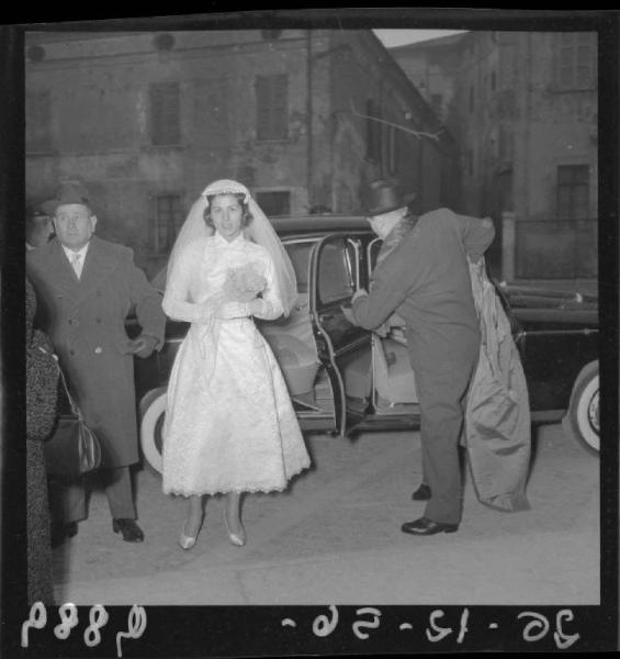 Ritratto femminile - Arrivo della sposa davanti alla chiesa - Sposalizio Dott. Tellini - Mantova - Quartiere San Leonardo