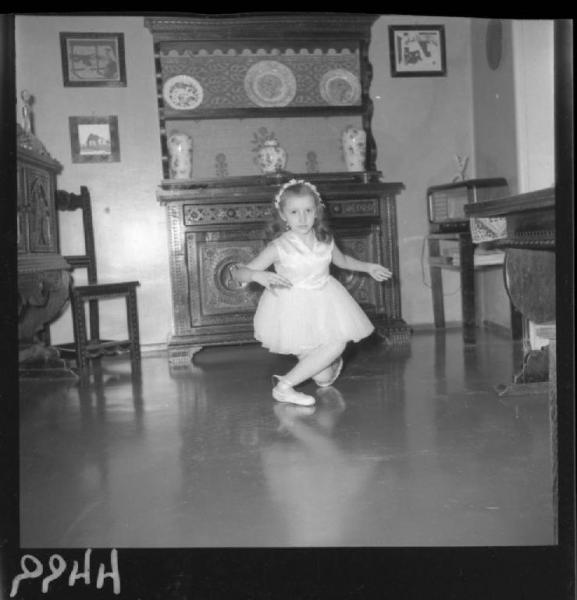 Ritratto infantile - Bambina in posa di danza classica - Famiglia Dott. Barione - Interno di abitazione