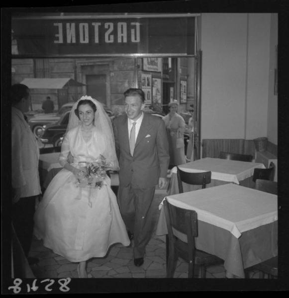 Doppio ritratto - Coppia di sposi all'ingresso del ristorante Gastone - Matrimonio Sig. Pampani - Mantova