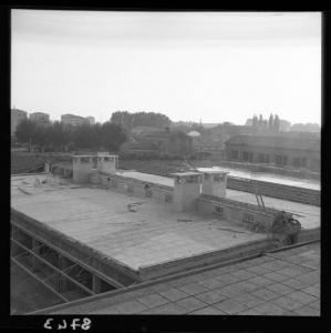 Veduta architettonica - Mantova - Stabilimento della "Ceramica" - Stabile in costruzione (?) - Muratore al lavoro