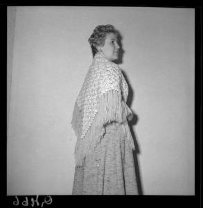 Ritratto femminile - Donna con scialle in ispalla - Interno