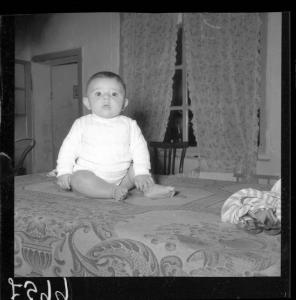 Ritratto infantile - Bambino seduto sul letto - Famiglia Guidelli - Governolo