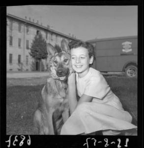 Ritratto infantile - Bambina con cane sul prato - Casamento e furgone - Esterno