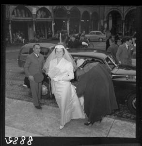 Ritratto femminile - Arrivo della sposa davanti alla chiesa - Sposalizio Sig. Castelli - Mantova - Piazza Mantegna