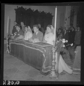 Ritratto di gruppo - Doppia coppia di sposi in ginocchio rivòlti all'altare - Matrimonio Sig. Caglieri - Interno di chiesa