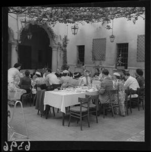 Matrimonio Sig. Polacchini - Invitati seduti a tavola - Ristorante - Giardino esterno