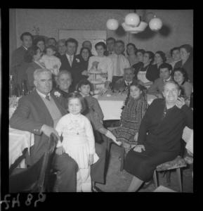 Ritratto di gruppo - Coppia di sposi al taglio della torta - Sposalizio Sig. Giavazzi - Interno di abitazione