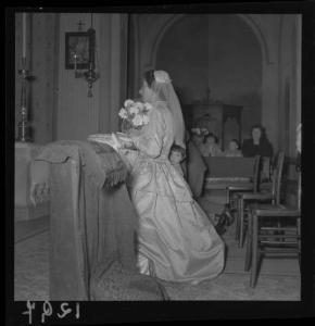 Ritratto femminile - Sposa in ginocchio davanti all'altare - Matrimonio Famiglia Bonifacci - Interno