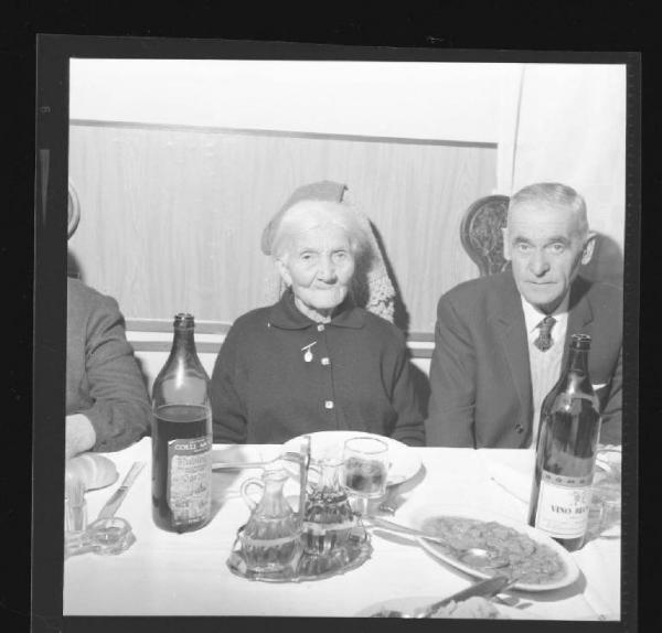 Ritratto di famiglia - Compleanno nonna centenaria - Giuseppina Bertelli - Porto Mantovano - Soave - Interno di ristorante