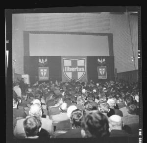 Convegno Democrazia Cristiana 1971 - Comizio Rumor - Mantova - Cinema Corso - Tavolo dei relatori e pubblico in sala