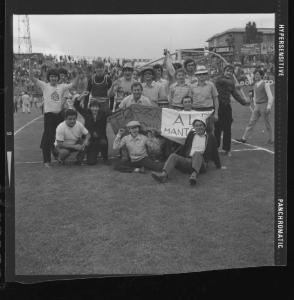 Ritratto di gruppo - Tifosi festanti - Partita Mantova-Massese 1971 - Mantova - Stadio Danilo Martelli - Promozione in serie A