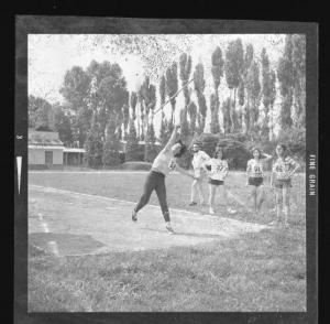 Gara atletica femminile C.S.I. 1971 - Mantova - Impianto Sportivo Migliaretto - Lancio del giavellotto