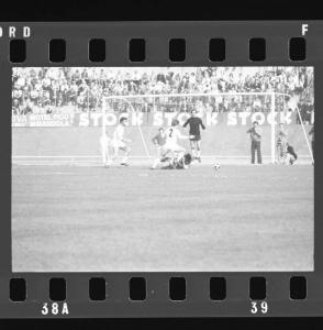 Partita Mantova-Roma 1972 - Mantova - Stadio Danilo Martelli - Azione d'attacco dei biancorossi - Petrini messo a terra da Bet