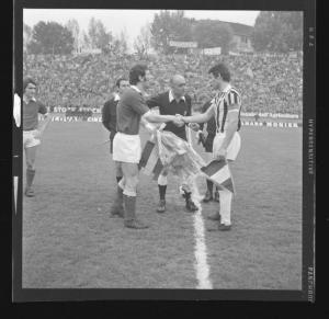 Partita Mantova-Juventus 1972 - Mantova - Stadio Danilo Martelli - Stretta di mano dei capitani