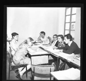 Ritratto di gruppo - Candidata e professori - Esami di maturità, prove orali - Mantova - Istituto tecnico Enrico Fermi
