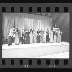 Ritratto di gruppo - Corrado - Concorrenti di Bella del Luna Park 1973 - Fiera Millenaria - Gonzaga