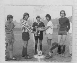 Ritratto di gruppo maschile - Torneo di calcio 1973 - Saluto tra i capitani delle due squadre e scambio di omaggi.