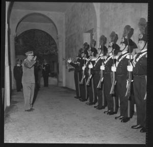Ritratto di gruppo maschile - Visita del Comandante Generale dei Carabinieri - Saluto al picchetto
