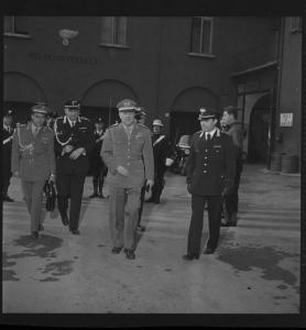 Ritratto di gruppo maschile - Visita del Comandante Generale dei Carabinieri - Momento dell'arrivo