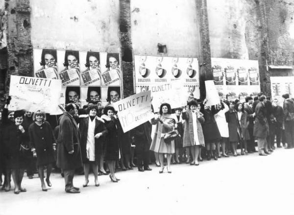 Sciopero dei lavoratori della Olivetti contro i licenziamenti - Presidio davanti alla sede milanese della Olivetti - Cartelli di protesta - Donne - Manifesti pubblicitari
