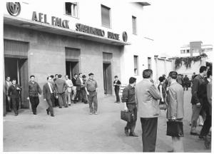 Sciopero di 24 ore dei lavoratori della Falck per il premio di produzione - Lavoratori escono dalla fabbrica - Insegna e logo della fabbrica