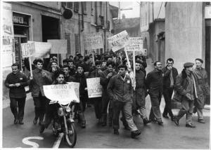 Sciopero dei lavoratori della Ceruti e Fargas contro i licenziamenti - Corteo da Bollate a Milano - Cartelli di protesta - Operai con tute da lavoro