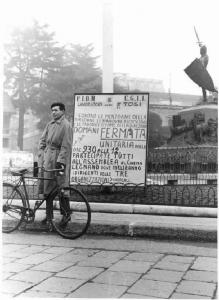 Sciopero dei lavoratori della Franco Tosi - Uomo con bicicletta davanti a cartello di rivendicazioni Fiom Cgil