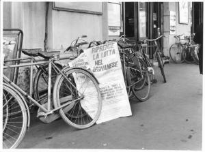Sciopero dei lavoratori della Franco Tosi - Cartello di lotta appoggiato a biciclette