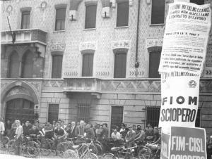 Sciopero dei lavoratori della Franco Tosi - Presidio - Operai con biciclette - Cartelli di sciopero sindacali