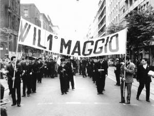 Manifestazione del primo maggio - Corteo - Striscione "W IL 1° MAGGIO" - Banda