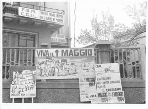 Camera del Lavoro di Monza - Festa del primo maggio - Striscioni e cartelli sul cancello
