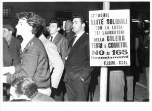 Sciopero dei lavoratori della Gilera contro i licenziamenti - Assemblea - Particolare: cartello di solidarietà della Fiom Cgil con la lotta dei lavoratori