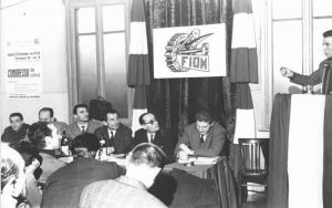 Congresso della Lega Sempione Alfa Romeo - Interno - Tavolo della presidenza - Bandiera della Fiom e manifesto del Congresso