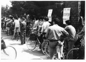 Sciopero delle lavoratrici tessili proclamato dalla Fiot Cgil - Lavoratrici in bicicletta davanti alla fabbrica - Cartelli di sciopero della Fiot Cgil
