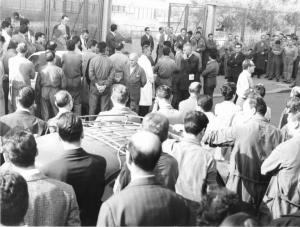 Sciopero dei lavoratori della Ibm - Presidio davanti all'ingresso della fabbrica - Operai con tuta da lavoro - Comizio