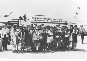 Aeroporto di Linate - Ragazzi in partenza per il campeggio internazionale organizzato dai sindacati a Brno in Cecoslovacchia - Foto di gruppo - Ragazzi davanti all'aereo