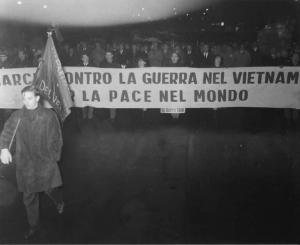 Manifestazione contro la guerra nel Vietnam e per la pace nel mondo - Corteo sotto la pioggia - Striscione di apertura del corteo - Bandiera