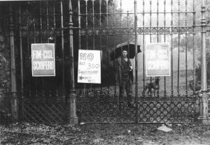 Sciopero unitario dei lavoratori della Philips contro 300 sospensioni a tempo indeterminato - Cartelli di sciopero Fim Cisl - Uomo con cane dietro al cancello