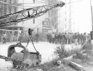 Sciopero dei lavoratori edili - Presidio degli operai della Socil davanti al cantiere - Gru