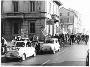 Sciopero dei lavoratori elettromeccanici di Monza - Corteo in bicicletta, motocicletta e auto - Cartelli di sciopero Fiom e Fim Cisl