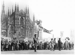 Sciopero dei lavoratori della Triplex contro i licenziamenti - Corteo in piazza del Duomo - Cartelli Fiom e Fim Cisl - Striscione - Operai con tuta da lavoro