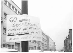 Sciopero dei lavoratori della Autelco contro la sospensione di 60 lavoratori - Cartello di protesta