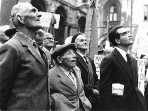 Manifestazione dei pensionati indetta dalla Camera del Lavoro - Piazza Mercanti - Comizio - Anziani