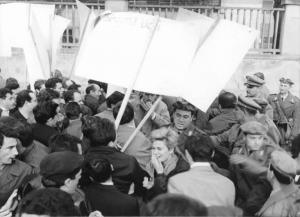 Sciopero dei lavoratori della Fiat contro il fascismo in fabbrica - Presidio - Schieramento delle forze dell'ordine - Cartelli di sciopero e di protesta