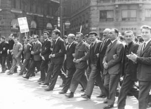 Sciopero nazionale unitario dei lavoratori metallurgici per il contratto - Testa del corteo con i dirigenti sindacali, sulla destra Angelo Fumagalli - Cartelli di sciopero