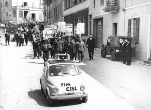 Sciopero dei lavoratori della Garelli contro i licenziamenti - Corteo - Auto con altoparlante - Camionetta dei carabinieri - Cartelli di sciopero Fiom e Fim Cisl