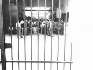Alia - Occupazione della fabbrica contro le rappresaglie padronali e i licenziamenti - Lavoratori dietro i cancelli