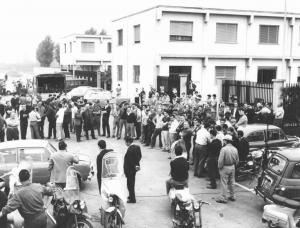 Sciopero dei lavoratori della Vanzetti - Comizio davanti all'ingresso della fabbrica - Pierluigi Perotta al microfono - Lavoratori - Schieramento delle forze dell'ordine